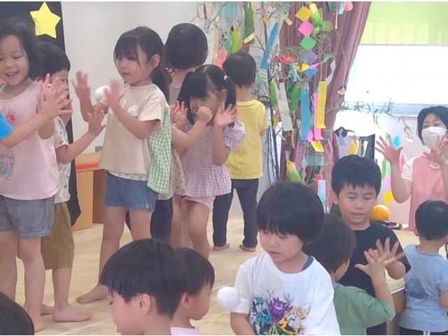 おててポンポン