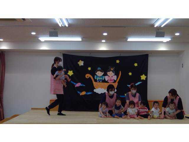 担任の先生と抱っこで入場！