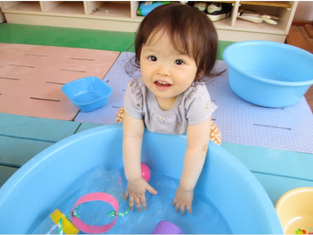 お水って冷たくて気持ちいいな～！