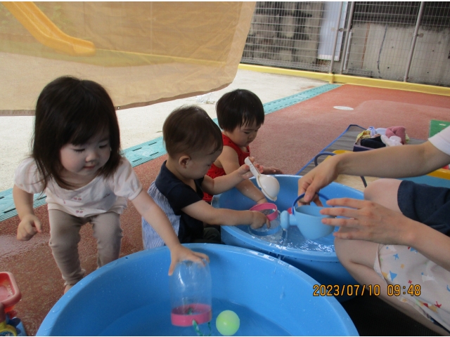 水を入れようと頑張ってチャレンジするもも組さんです。
