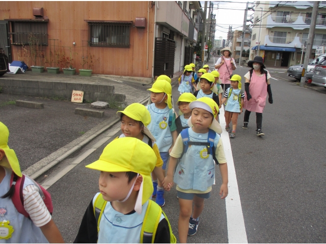 保育園が見えてきた。もう少しで着くね。