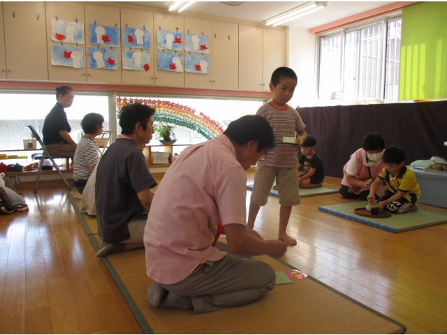 お菓子運ぶ時も丁寧に。「どーぞ」