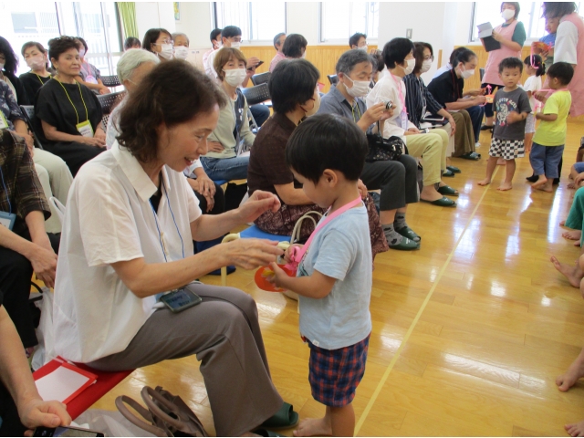 ちゅうりっぷ組さんも、自分の祖父母の方にペンダントのプレゼント。