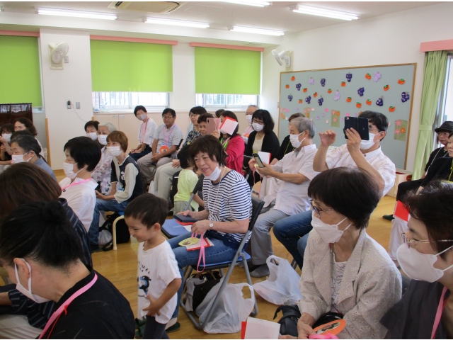 すみれさんからもプレゼント。もらう祖父母の方は笑顔いっぱいでした。