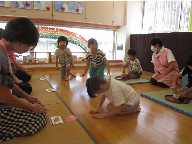 お菓子を食べた後は、「ひかせていただきます」