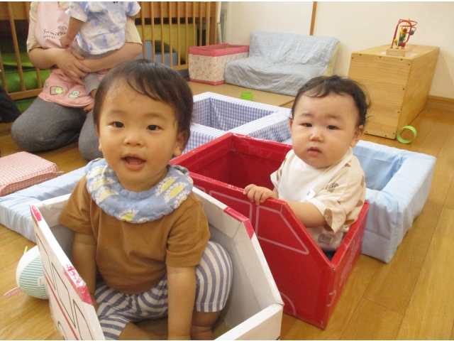 救急車と郵便車で出発だ～！