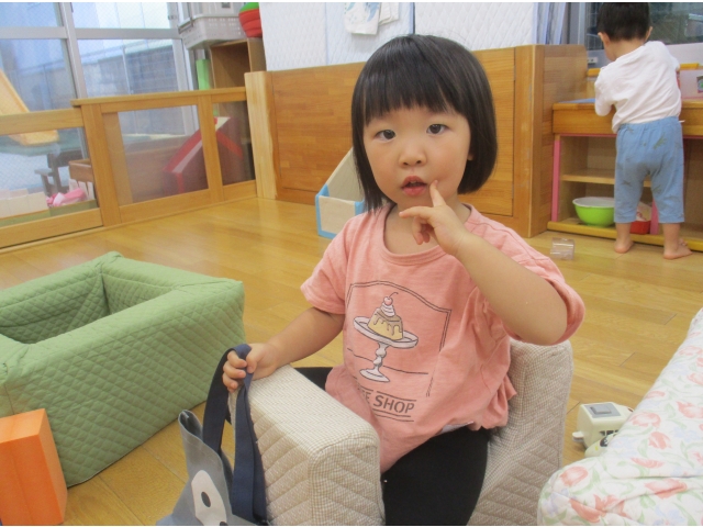 車に乗ってカバンを持ってお買い物へレッツゴー！