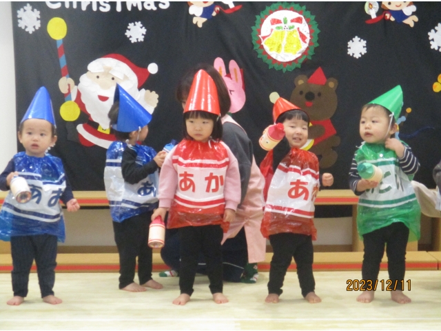 マラカスをシャカシャカ