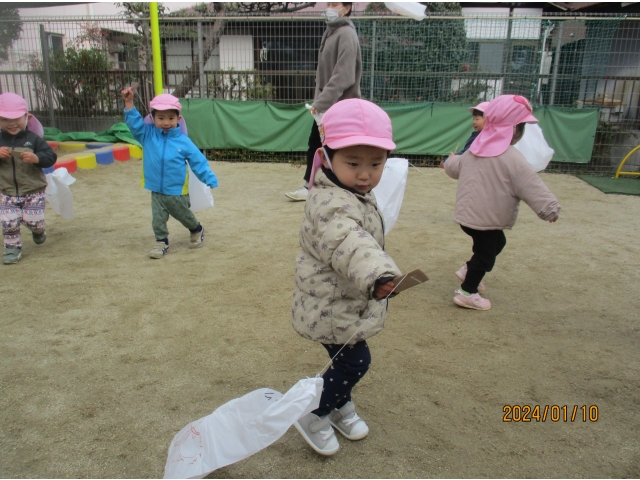 凧が風で揺れてるね！