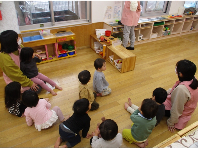節分って何の日？皆、真剣に先生のお話を聞いています。