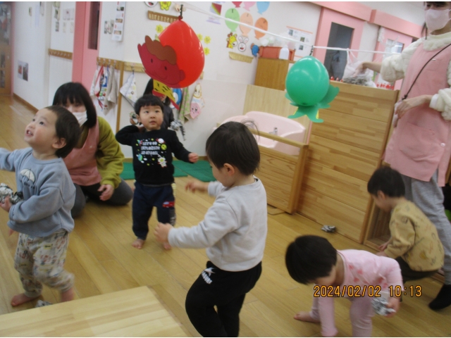 鬼に向かって“え～い”新聞紙で作った豆を投げています！