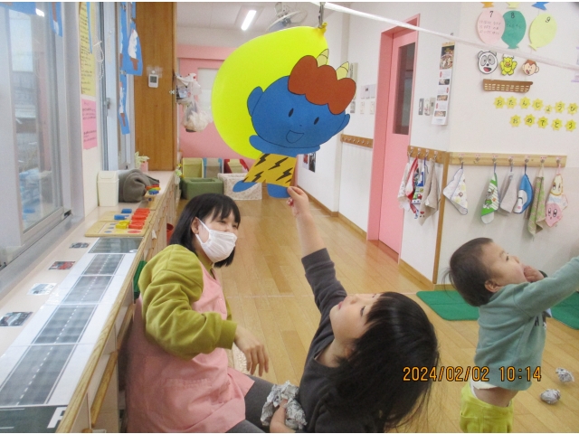 鬼のパンツに興味津々です。