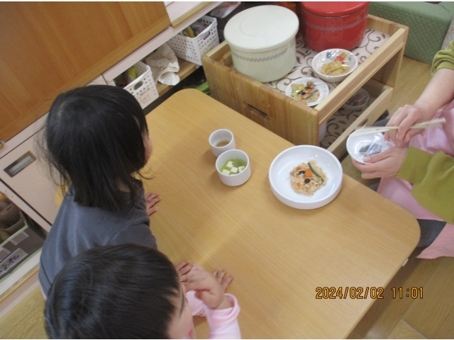 先生が盛り付ける様子を“じーっ”と見つめています