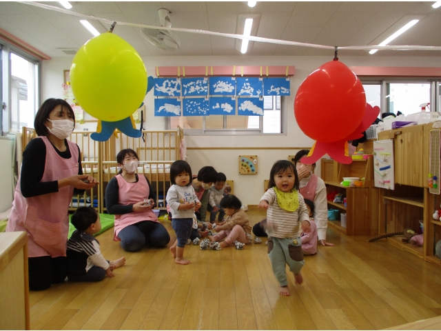 “おには～そと”“ふくは～うち”皆で頑張って新聞紙で作った豆で鬼退治