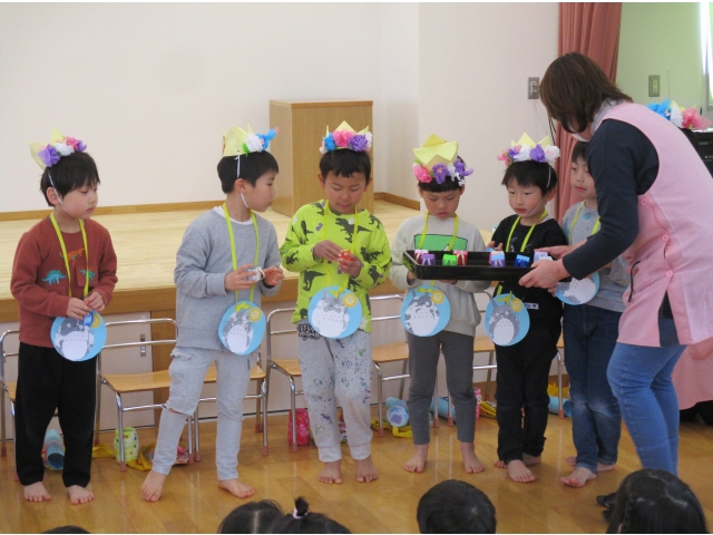 園長先生からは、手作りのランドセル飾りを（交通安全のお守り入りです）