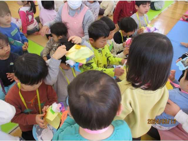 1歳児から花の冠を