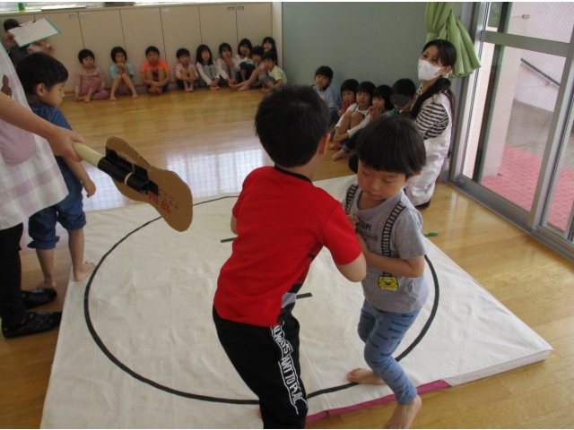 ４歳児さんは力の差があっても思い切って勝負します！
