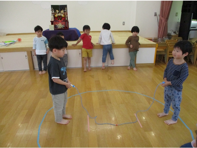 ３歳児さん、さあどっちが勝つかな…