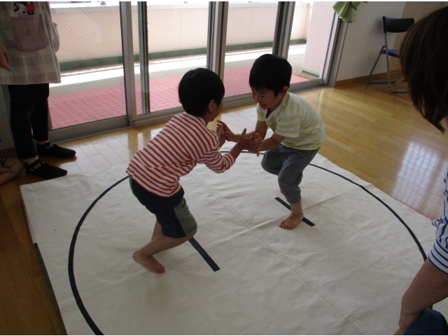 ５歳児さんはお相撲しながらもにこにこです