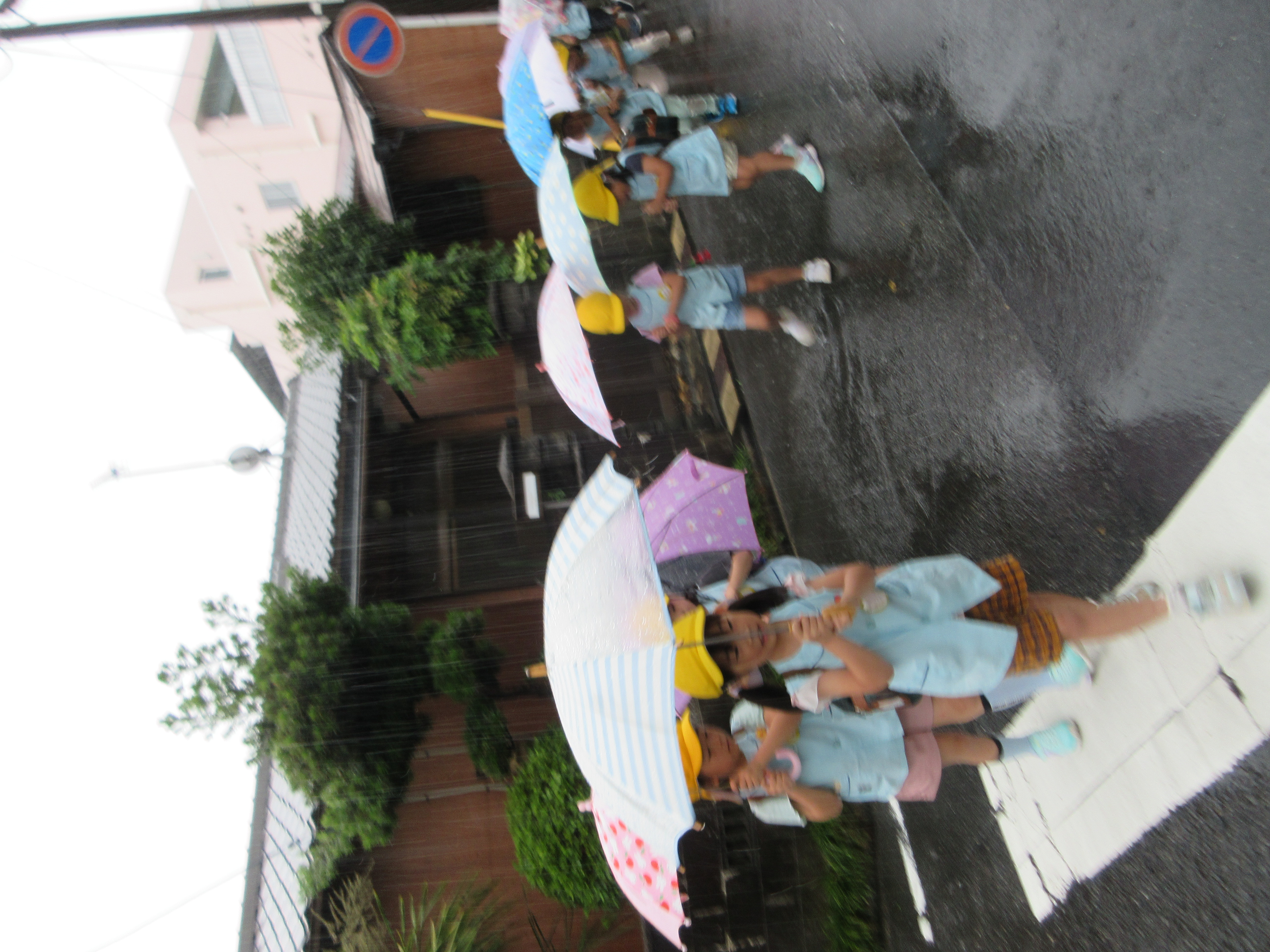傘をさして駅まで☔