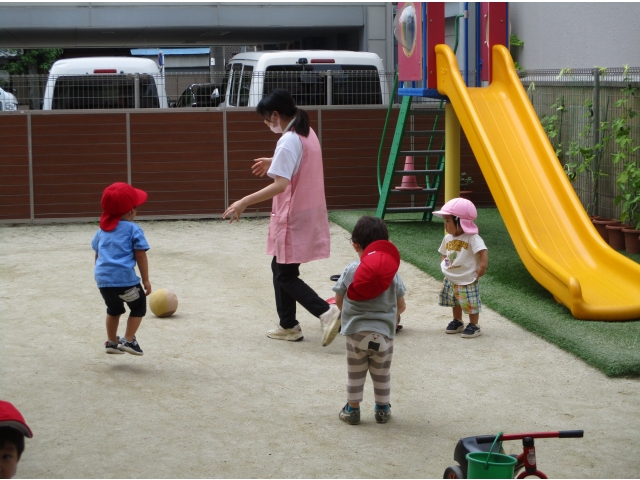 園庭で乳児は遊んでいました。