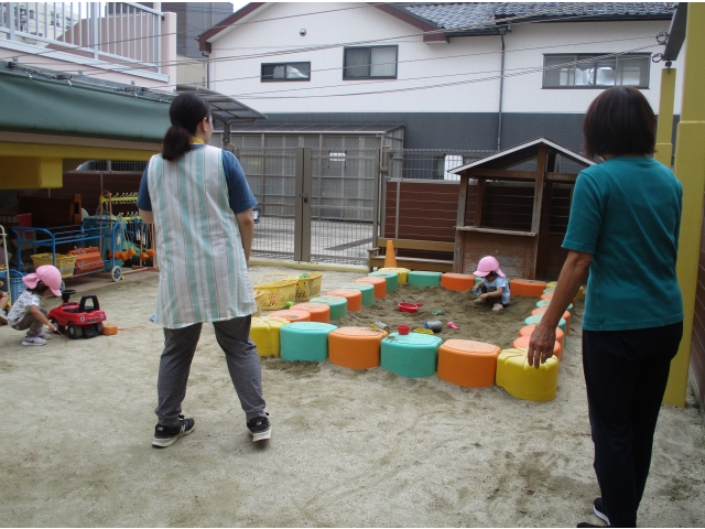 見知らぬ人が近くにきました。