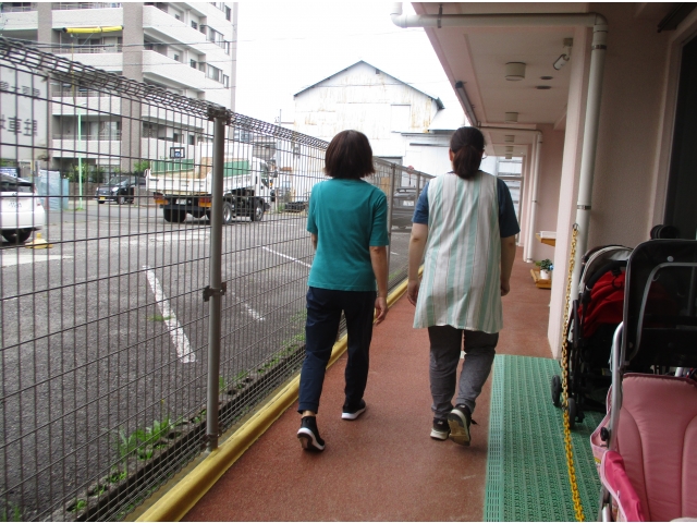 不審者役の職員が園外に出て行きました。