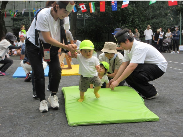 ０歳児　マット登れるよ～！