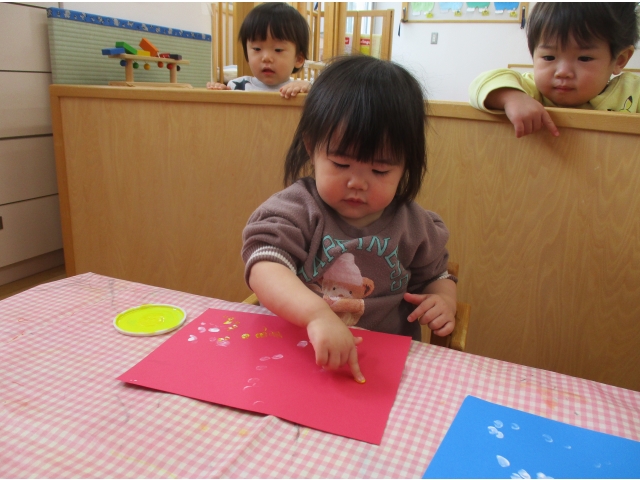 お友だちがやっているのを興味津々で見ています！