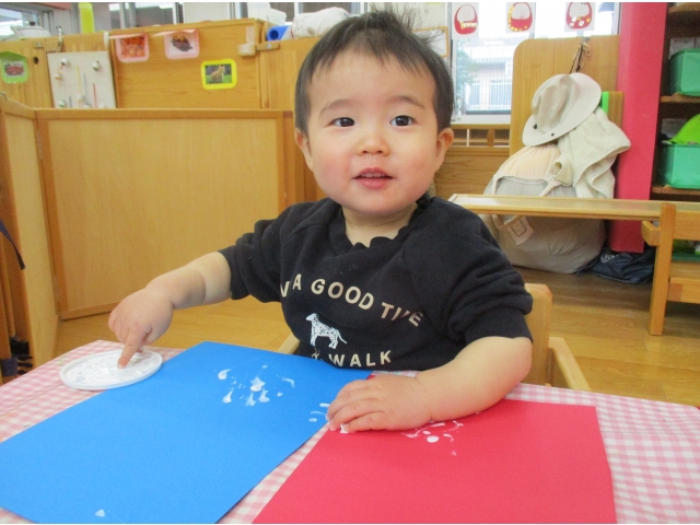 絵の具を指につけてちょんちょん！