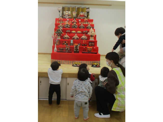 初めて見るひな人形に興味津々のたんぽぽ組さん♪