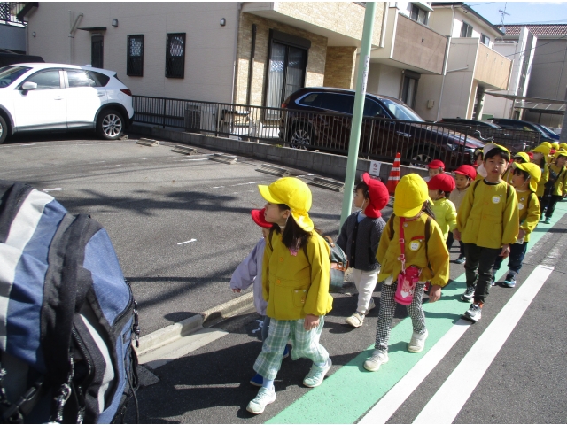 2～５歳児のペアの子と手をつないで、自動車に気を付けながら歩きました。