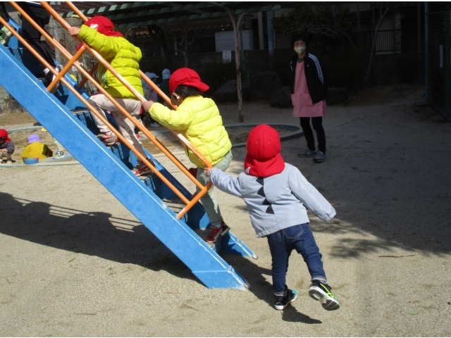2歳さんは、幼児さんと一緒に滑り台を楽しみました。