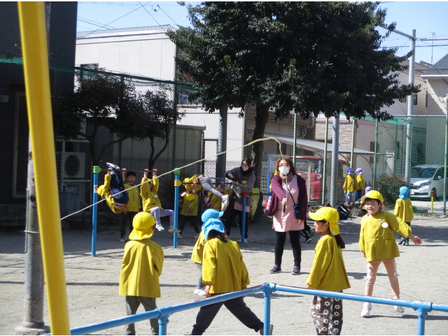 大縄跳びも楽しそうで、時には2歳さんも回したいと交じる時もありました。