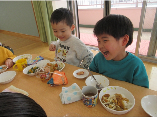 みんなと食べる給食美味しいね♪