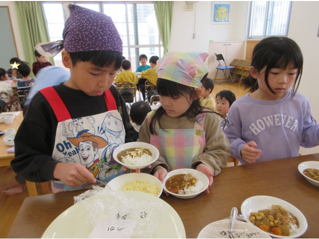 カレーライスを盛り付けをするよ！