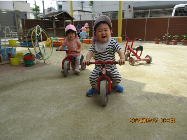 広い園庭で三輪車、“楽しいな～”