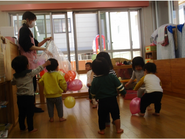 風船に“わぁ～”と興味深そうに近づいてきます！