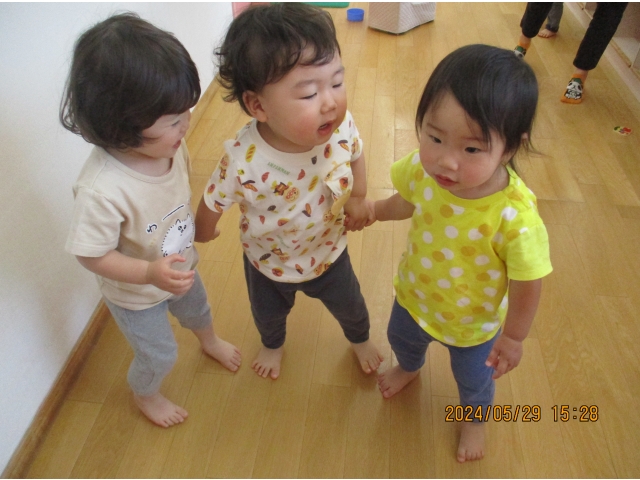 手を繋いで友だちとお散歩♪