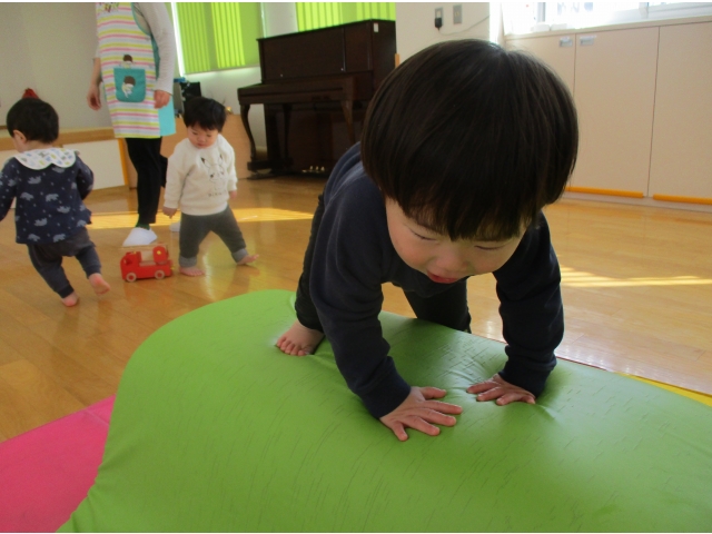 高い山を一生懸命登っています！