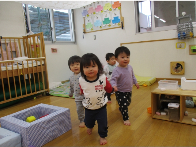 手を繋いでお散歩♪とても楽しそうです！