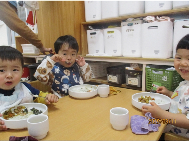 ご飯もスプーンを使いこぼさず自分で上手に食べています！