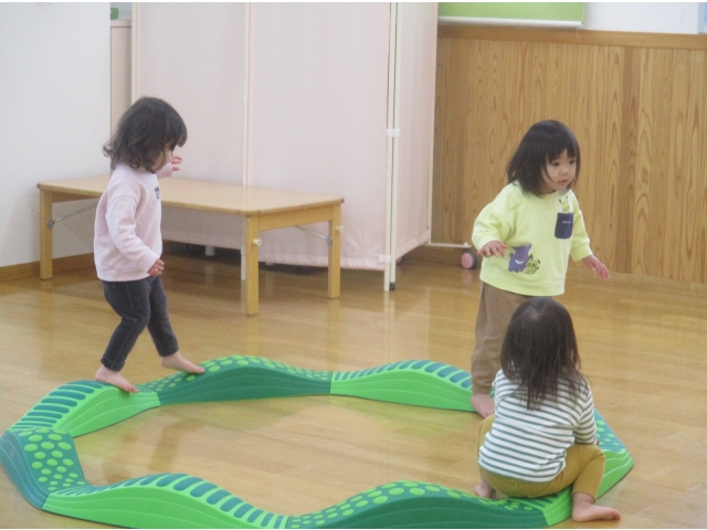 ウェーブバランスの上をそ～っとバランスを取りながら歩いています！