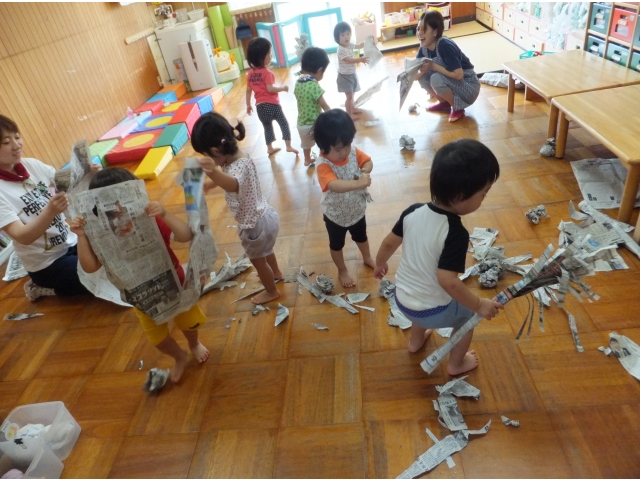 新聞紙ほうきでお掃除♪