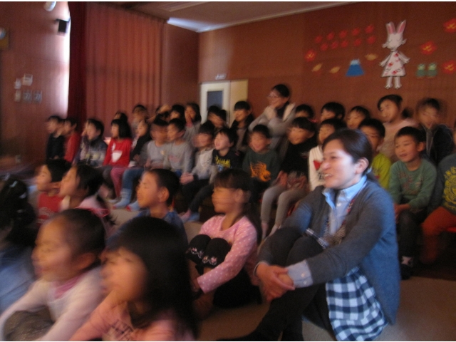 劇に引き付けられて夢中で観る子どもたち