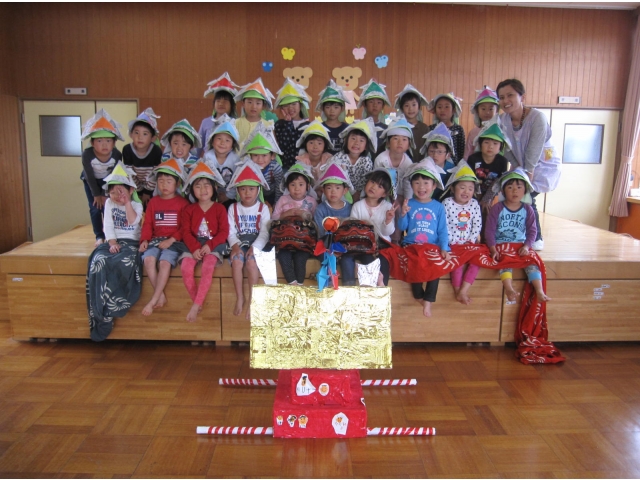年長児ぞう組の子どもたち♪
かぶととおみこしを作ったよ！