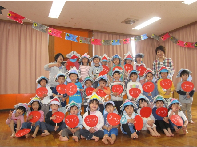４歳児きりん組は自分でかぶとを作ったよ！