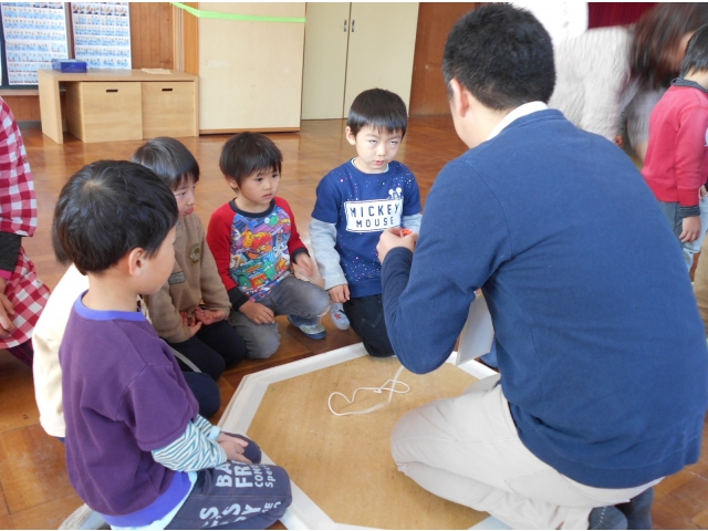 ４歳児は正座で聞き、意気込みが感じられます!
