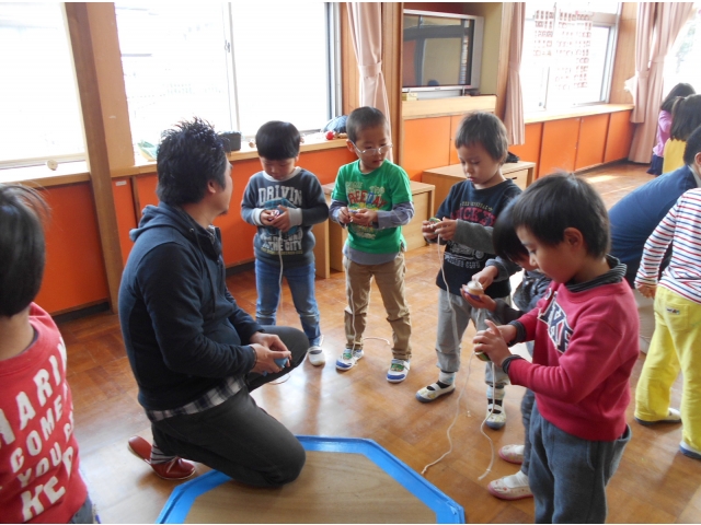 みんなひもを巻きつけるのに夢中