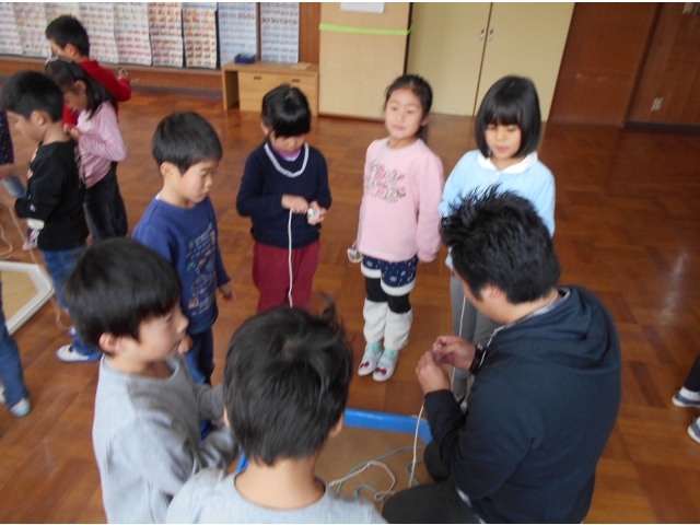 ５歳児は、自分のこまを
使い、クルクル…